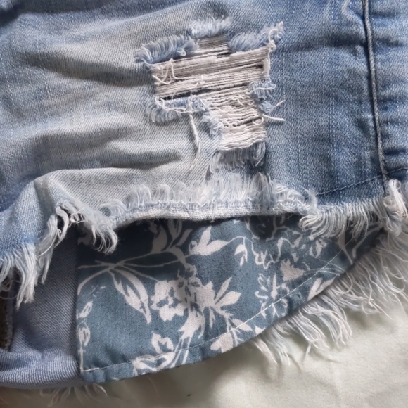 Shorts - Picture 3 of 4